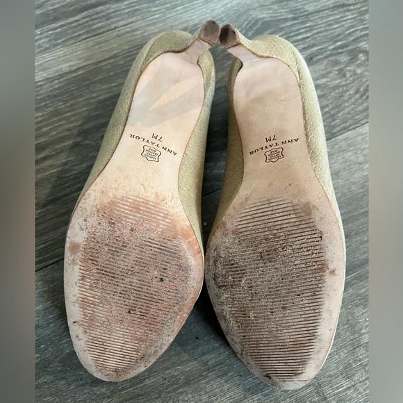 Ann Taylor perfect pump true khaki snake print size 7 - Picture 7 of 9